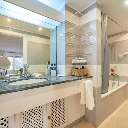 Modern With Garage And Pool Lissabon