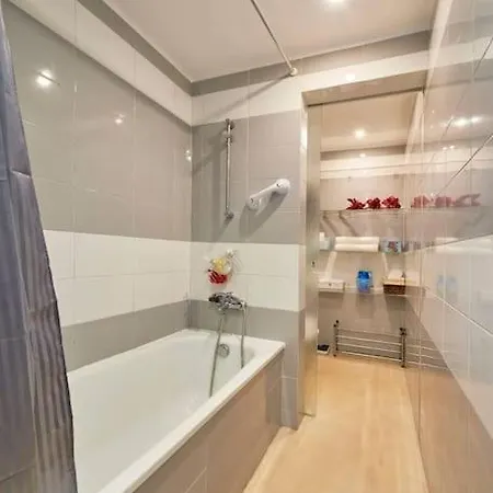 Appartement Modern With Garage And Pool