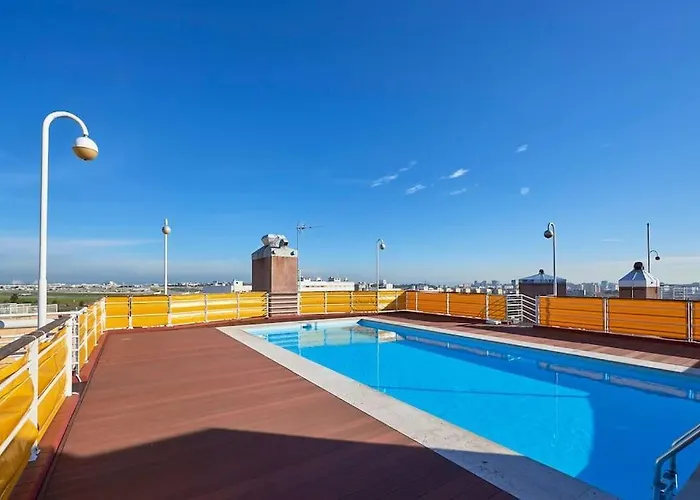 Modern With Garage And Pool Apartment Lisbon