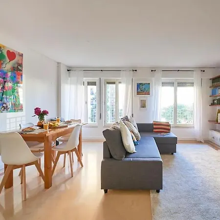 Modern With Garage And Pool Apartment